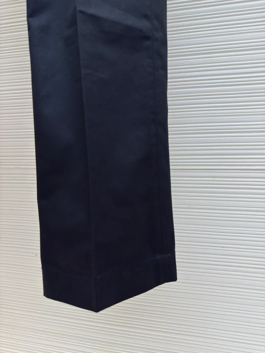 LOUIS VUITTON wool embroidered trousers ●Authentic product: purchased and developed by 10036 ●Item number: 1680059-B05 ●Fabric: wool fabric ●Technology: embroidery production ●Version: fitted version ●Weight: about 505 grams ●Size: 46-48-50-52 ●Description: Exclusive custom-woven twill fabric 30% wool blended trousers are more drapey Bag cover logo brand embroidery Customized emblem woven label, overall trousers workmanship, trousers pleats and perm marks are perfectly restored in three dimensions. The overall wiring is straight and delicate, the fabric is comfortable and soft, and the color is consistent without color difference. It can be matched with the same style to create a fashionable look and control various occasions. Customized accessories, complete with three standards, same style for men and women!